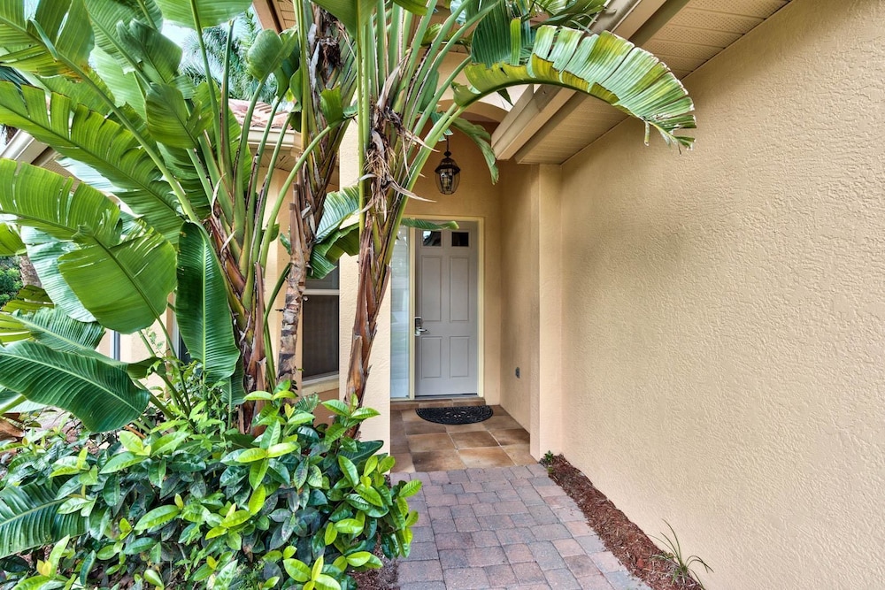 Neapolitan - Newly Renovated 3-BR Luxury Home with Private Pool. Enjoy a Fully Equipped Kitchen and Free Wi-Fi