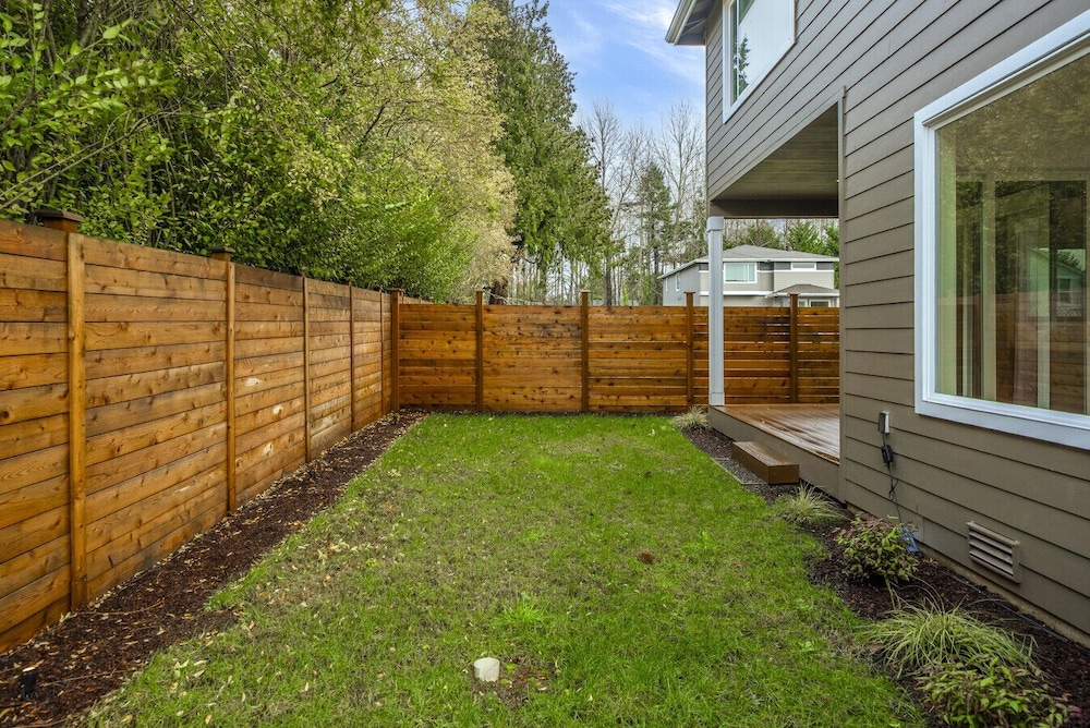 Brand New 5BR Home Fenced Yard Ample Parking