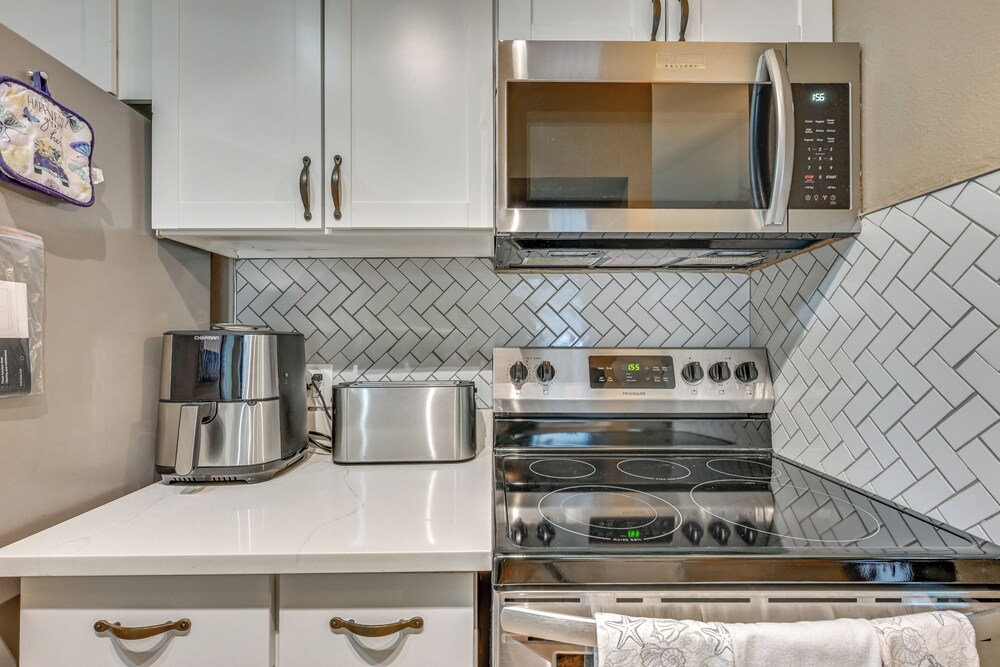 4 Mi to Clearwater Beach: Apt w/ Community Pool!