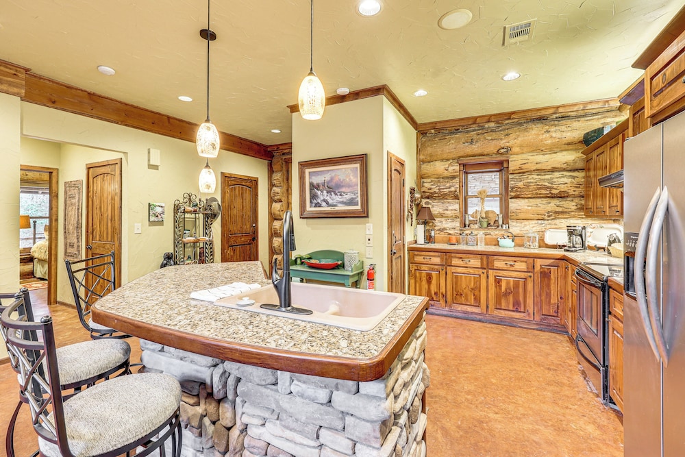 Fish, Boat & Hike: Pet-friendly Cabin in Arkansas