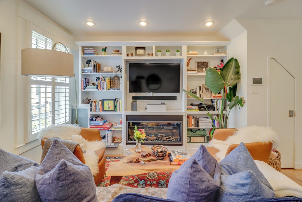 2 Mi to National Mall: Stunning Townhome w/ Patio!