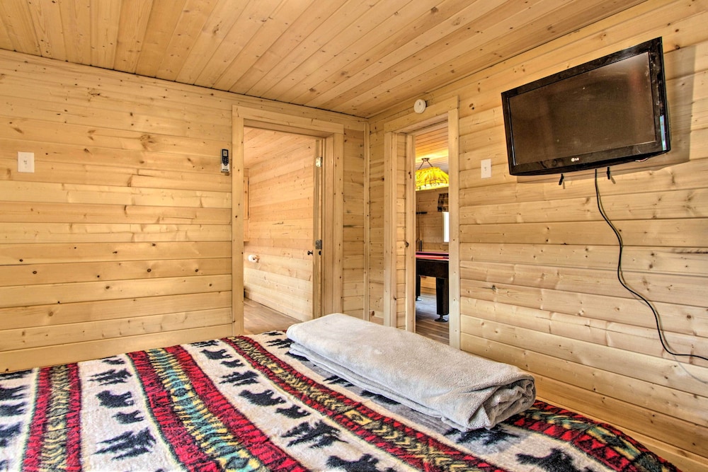 Gatlinburg Cabin: Hot Tub, Deck, Games