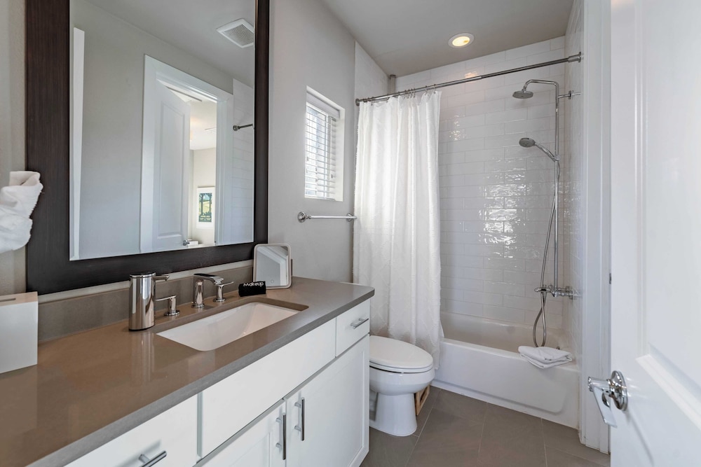 Modern Home, Private Balcony, Near Rainey & Lady Bird Lake Haus of Z