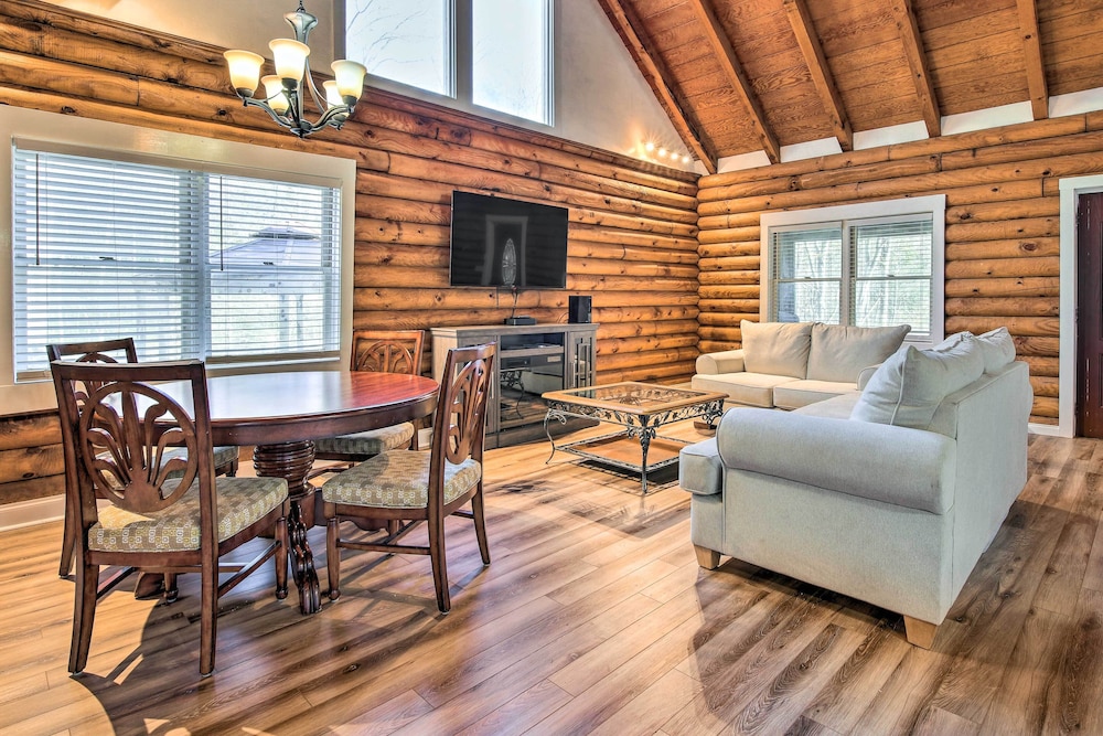 Pet-friendly Gatlinburg Cabin w/ Hot Tub!