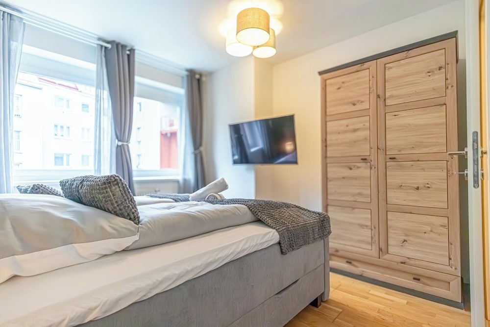 9 Min to City Center 1BR 1LR Balcony