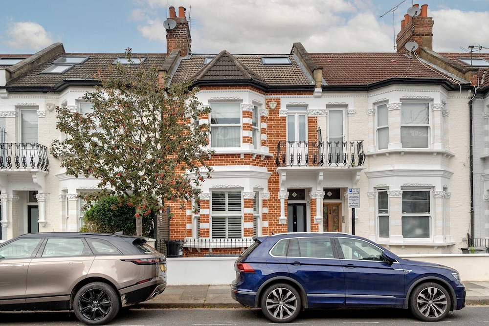 Stunning 4 bed Fulham Home With Garden