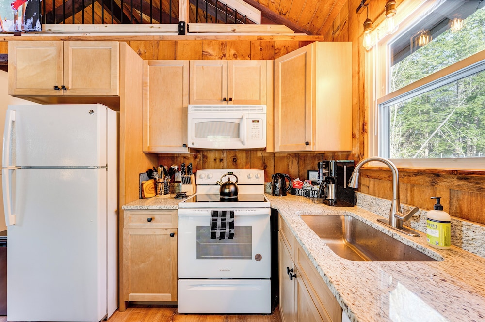 2 Mi to Conway: Cozy Cabin w/ Grill & Yard!