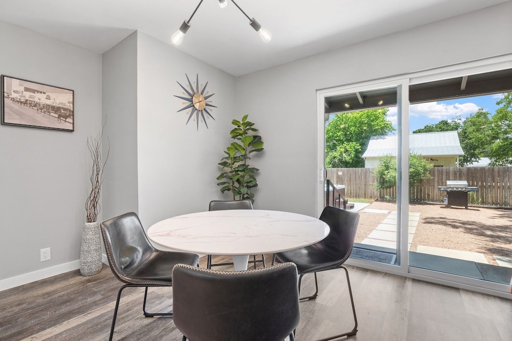 Zander Haus 3 Bedroom Home by RedAwning