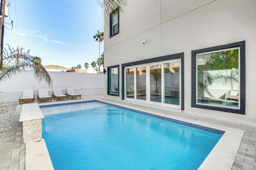 1 Block to Beach: South Padre Island Paradise!