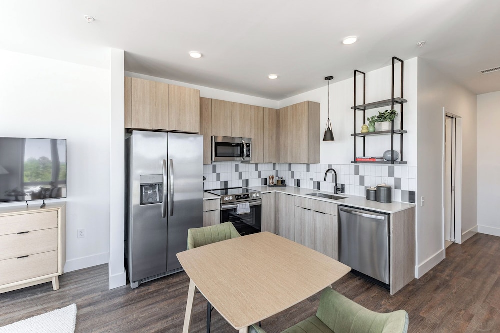 Anthem House Huntsville MidCity, powered by Placemakr