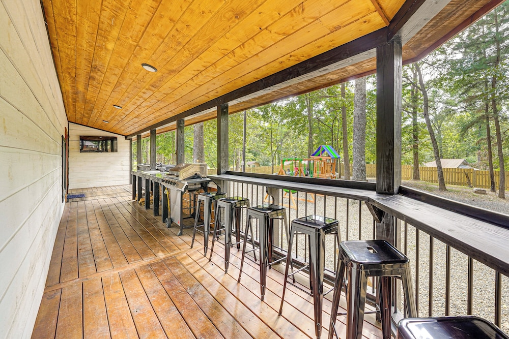 Hike, Fish & Unwind: Cabin w/ Yard in Broken Bow!