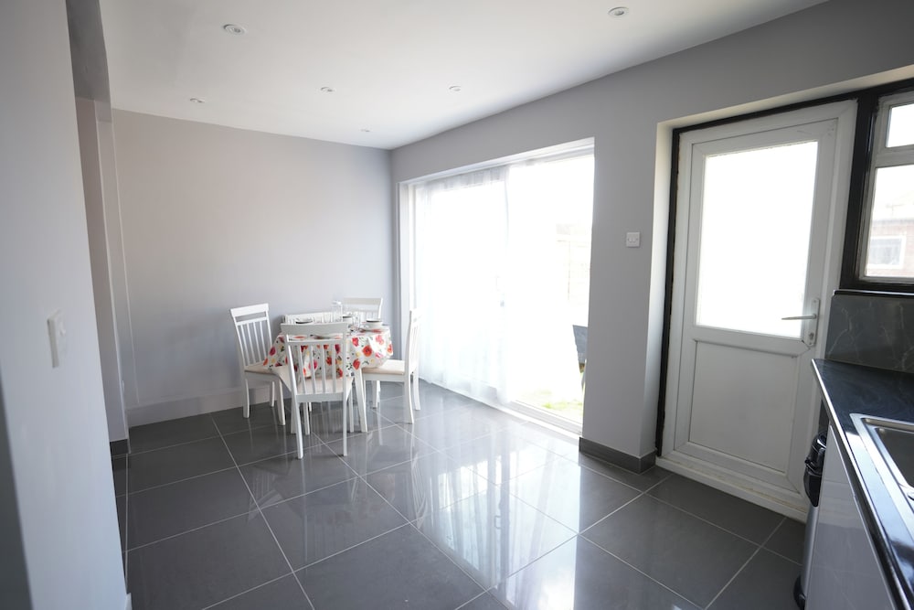 Westwick Gardens Retreat - 4 Bedroom House