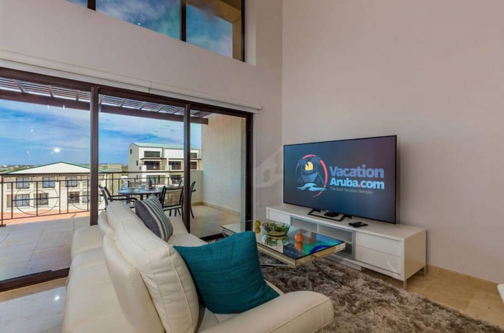 Top Floor Corner Condo w Amazing Views 2BR 3BA