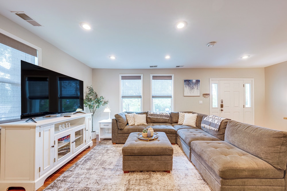 Fire Pit & Grill: Family Home on Fox River Trail!