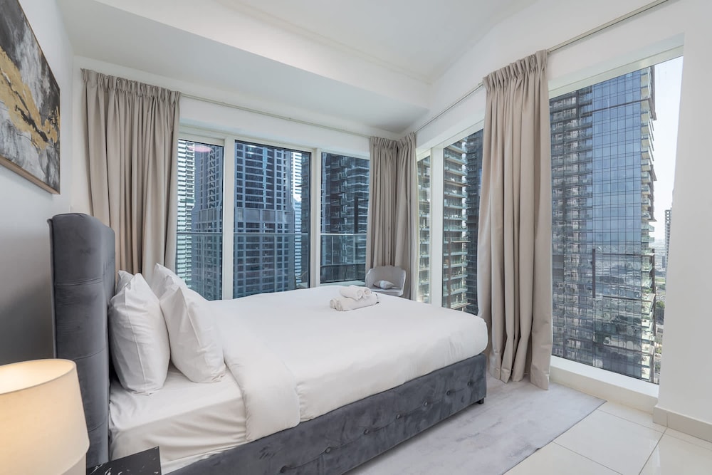 Marina Views and a 3 Bedroom Apartment in Dubai Marina