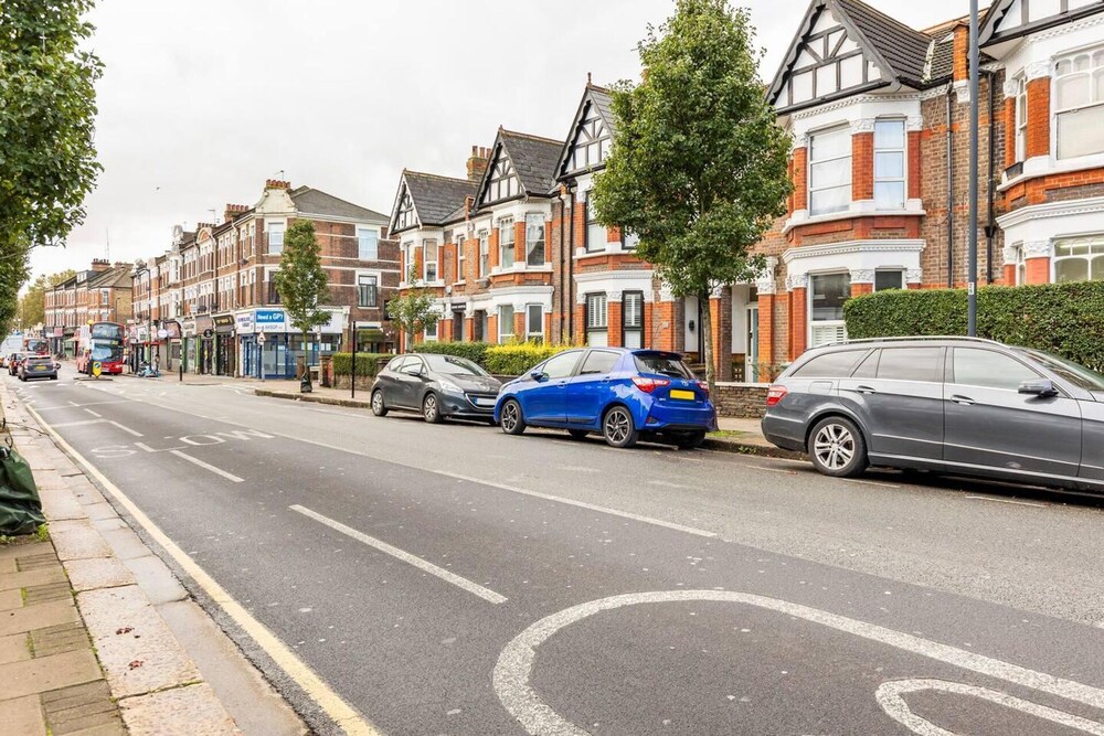 Charming 3-bed Apartment in London