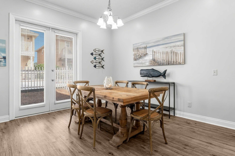Palm Breeze Retreat Sleeps 10!