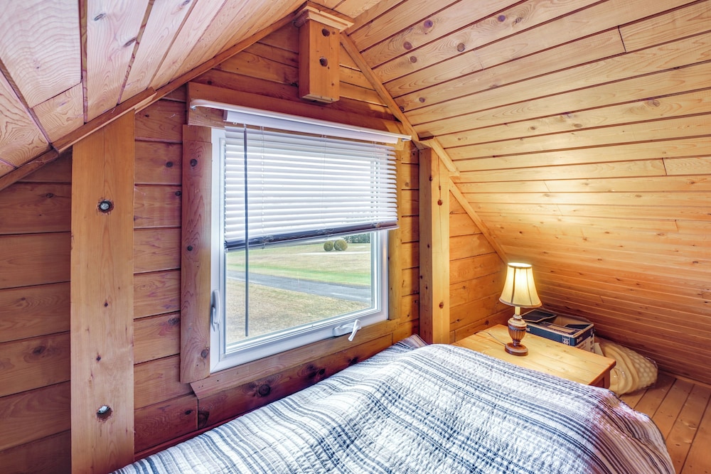 All-season Long Lake Base Camp! Family Cabin