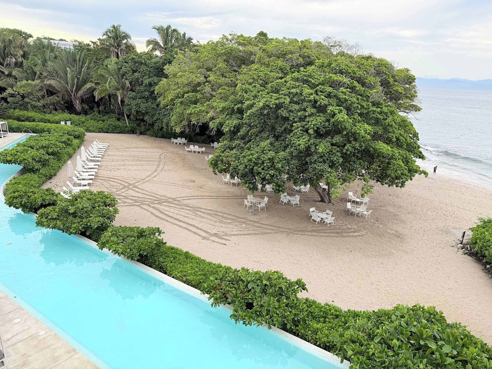 Luxury 2BR Bolongo Ocean View Private Beach
