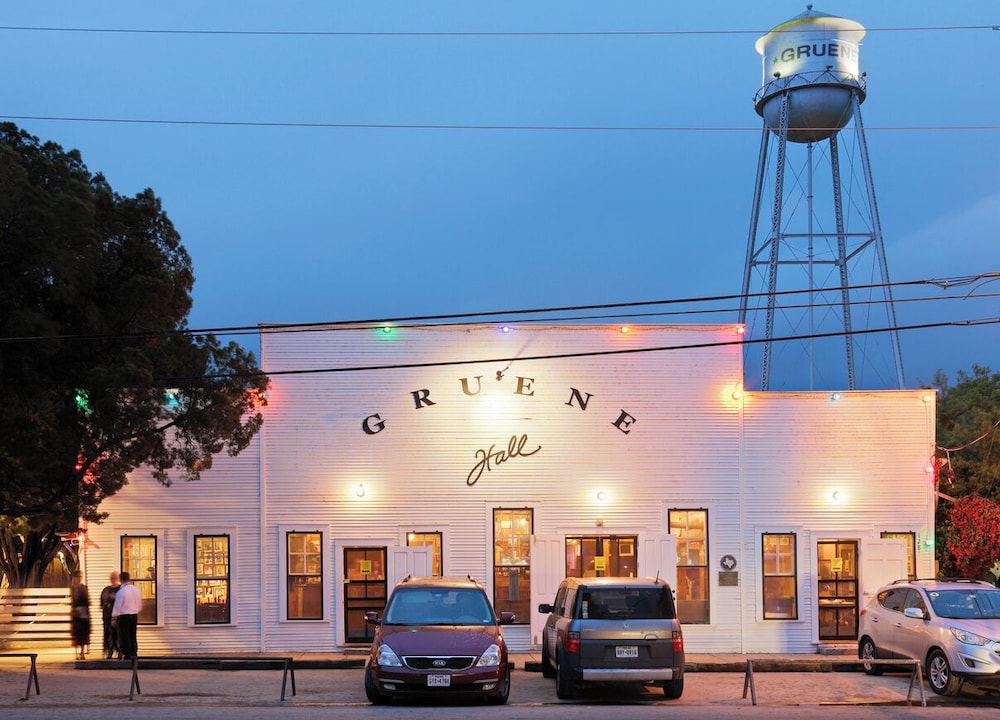 Tolle Haus: W/pool & Firepit-walk to Schlitterbahn, Comal Chutes & Downtown!