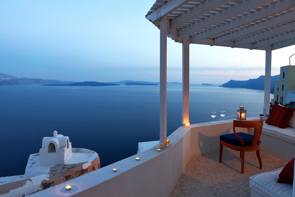 Menias Cave House