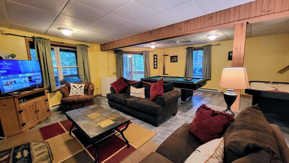 The Bear Foot Lodge by Avantstay Game Room, Deck, Beach/lake Access