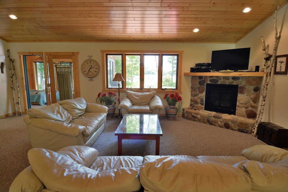 Namakagon Landing 4 Bedroom Home by RedAwning