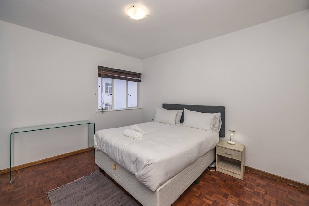 Centrally Located 2 Bedroom Apartment in Cape Town view 4