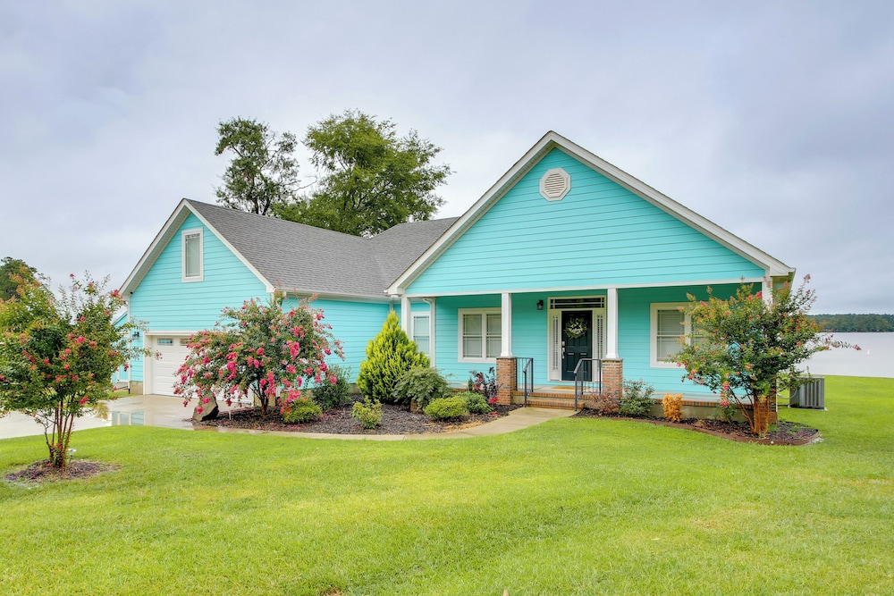 Lakefront Home w/ Hot Tub & Dock in Cross Hill!