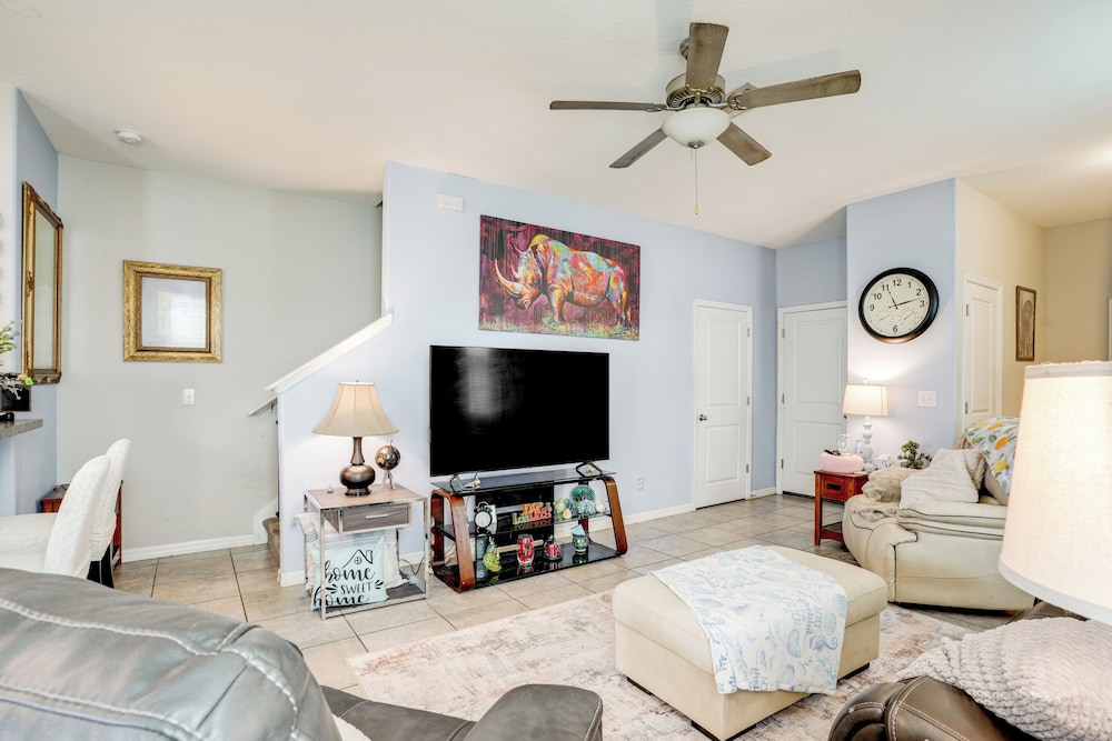4 Mi to Brandon Exchange: Resort-style Townhome!