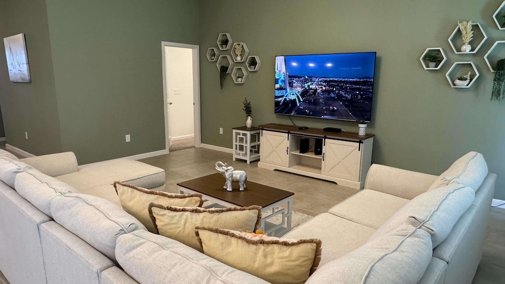 Family Friendly 12bd w Jacuzzi Veranda Palms 4401