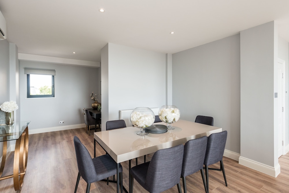 The Carlyle - Elegant Serviced Apartments