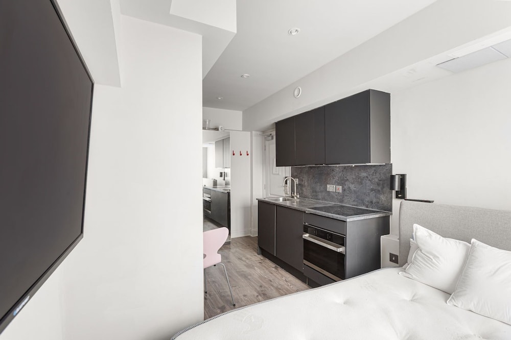 Modern Studio at Inverness Terrace