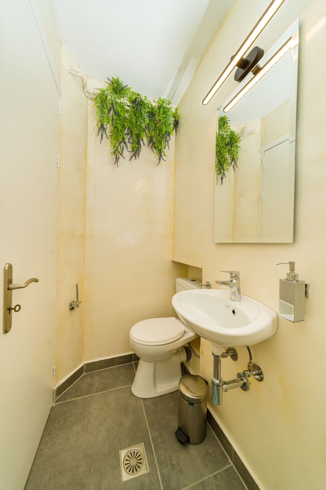 Malibu Studios & Apartments