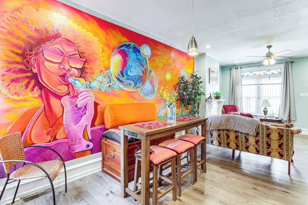 1 Mi to Philadelphia Zoo: Convenient Townhome!