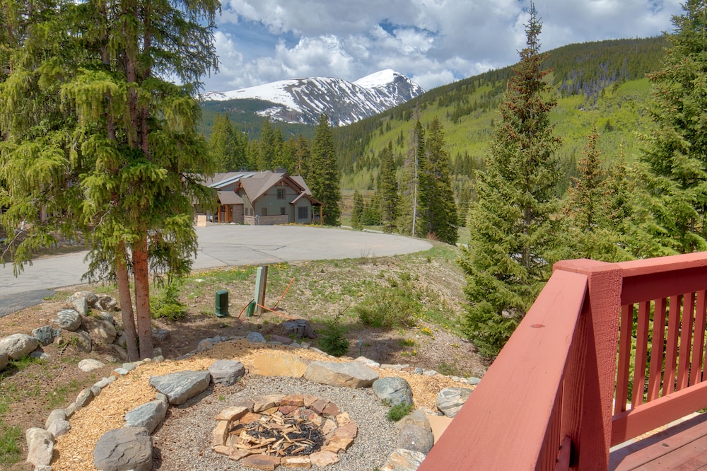 Moose Meadow Retreat Private Home with Hot Tub
