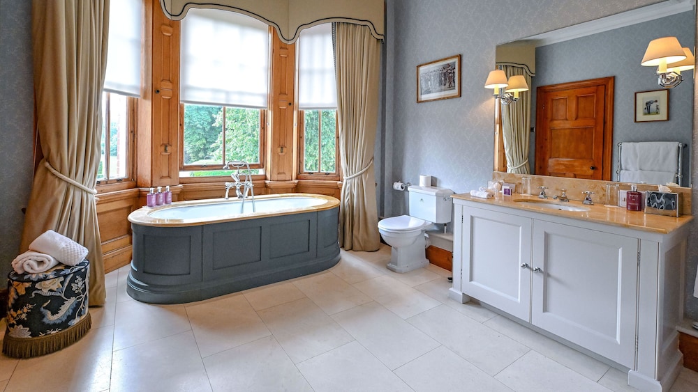 Newmarket Vacations - The Jockey Club Rooms - Property Image 8