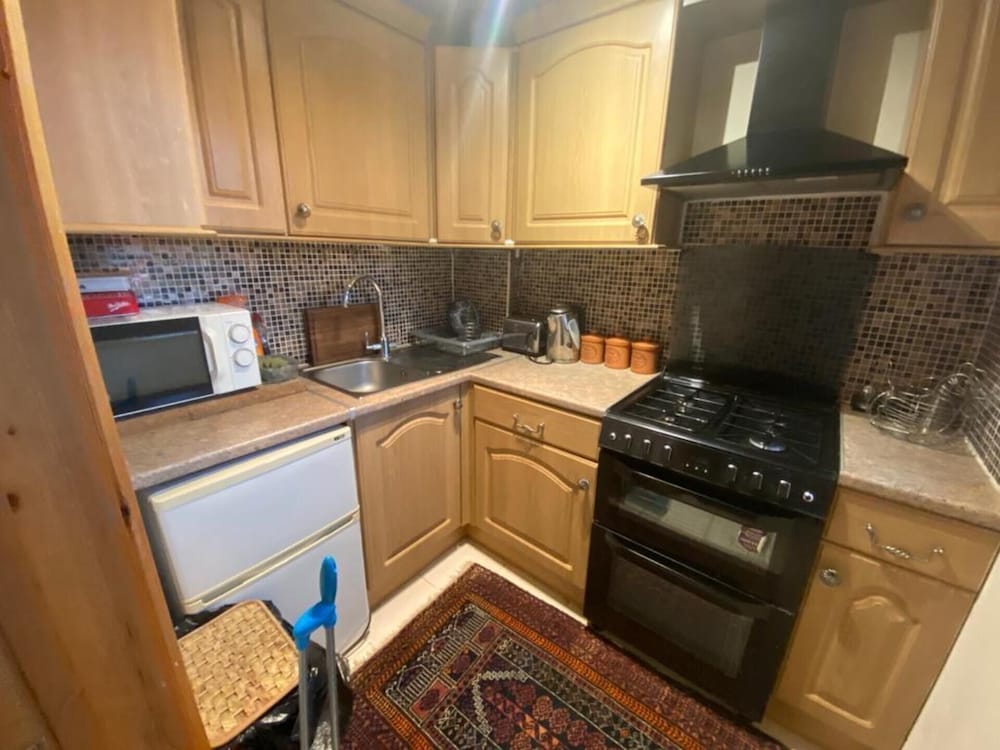 2-bed Apartment in High Wycombe Private Garden view 5