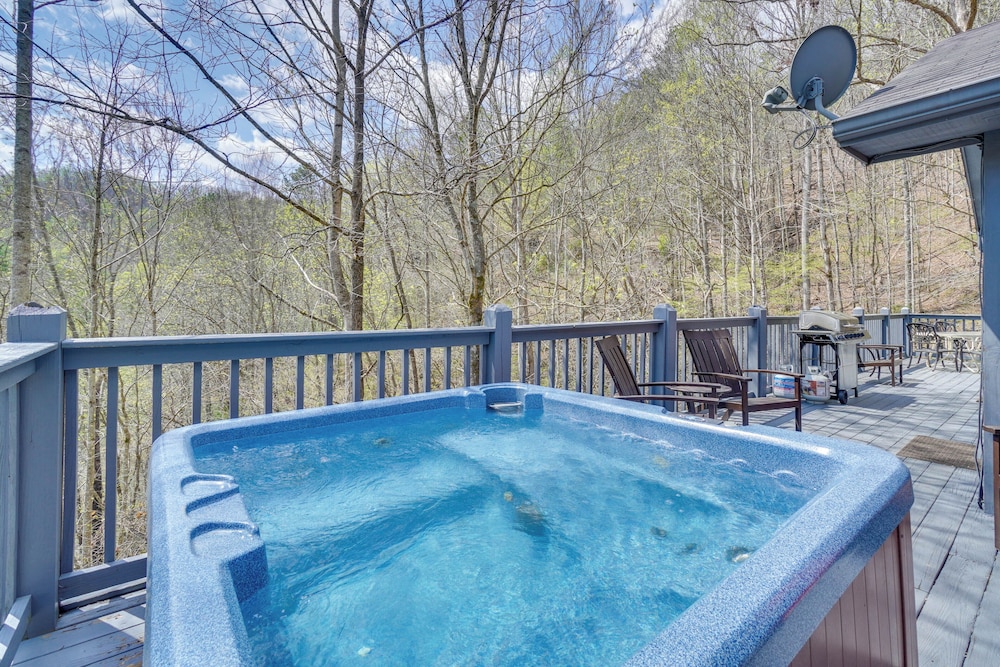 Resort Cabin With Private Hot Tub!