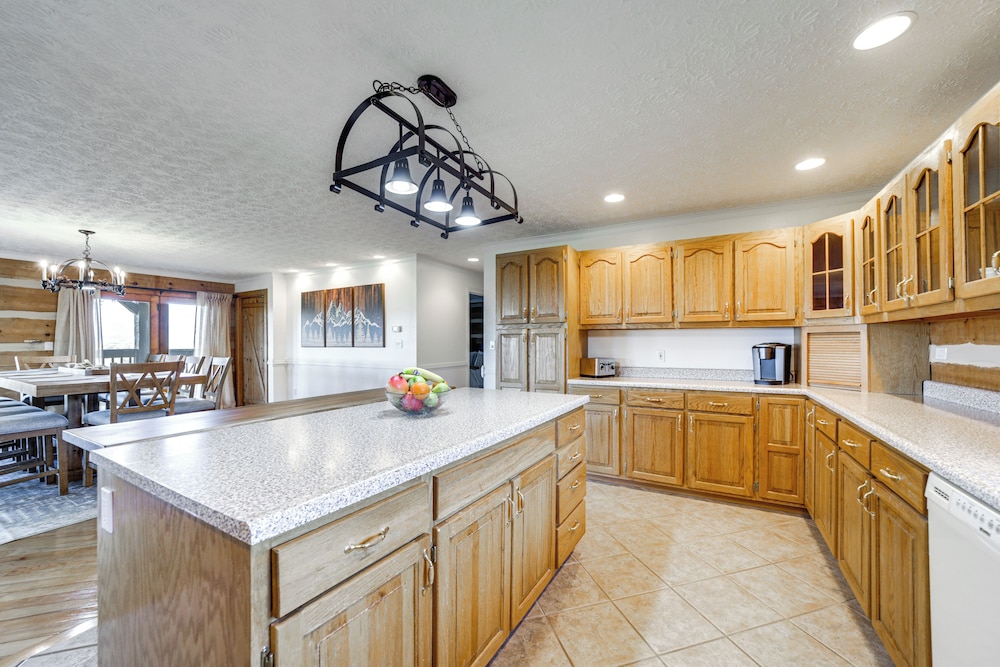 Panoramic Mtn Views: Spacious Tennessee Home!