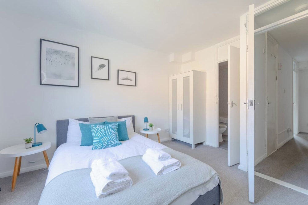 Lovely 4 Bed House w Garden, 1 Stop to Waterloo
