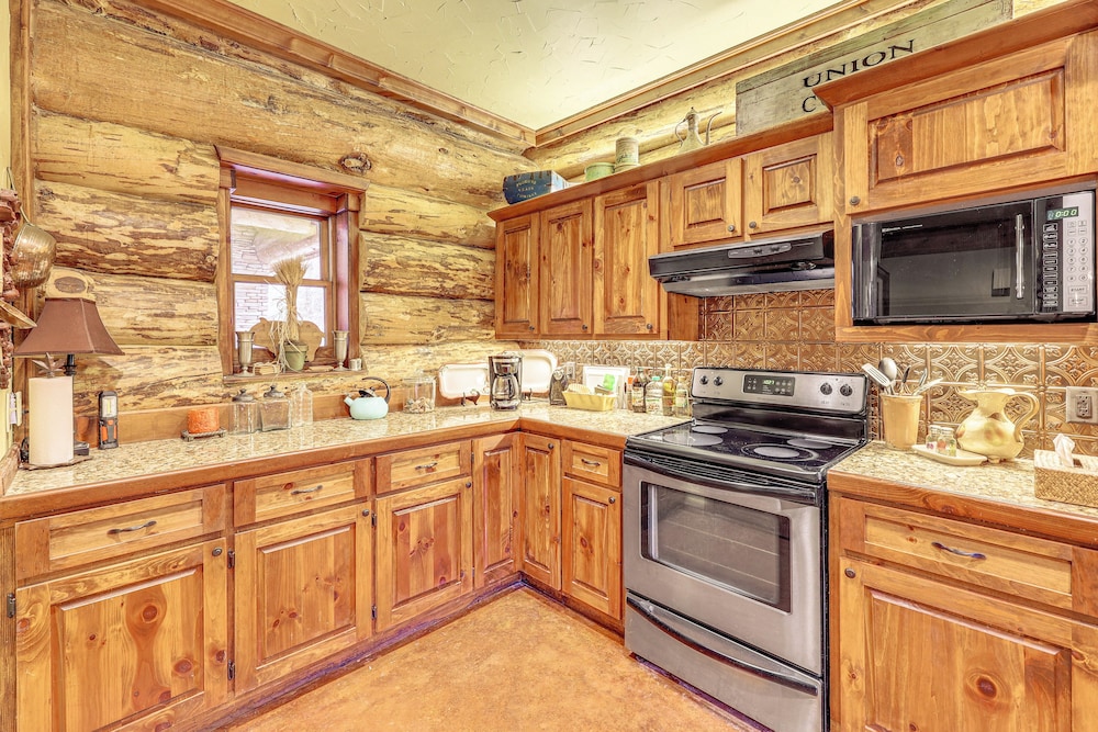 Fish, Boat & Hike: Pet-friendly Cabin in Arkansas