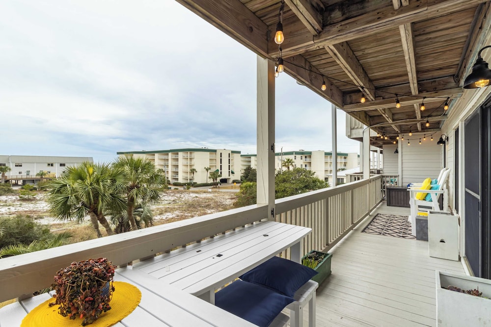 2 Condos, Steps to the Beach Pool+hot Tub, Balcony Lounge Triton & Sea Haven