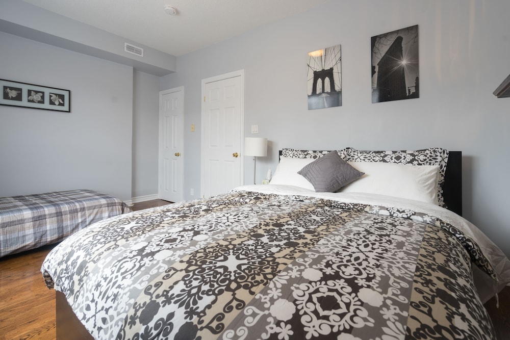 Applewood Suites - 4 BDRM King West - Image 3