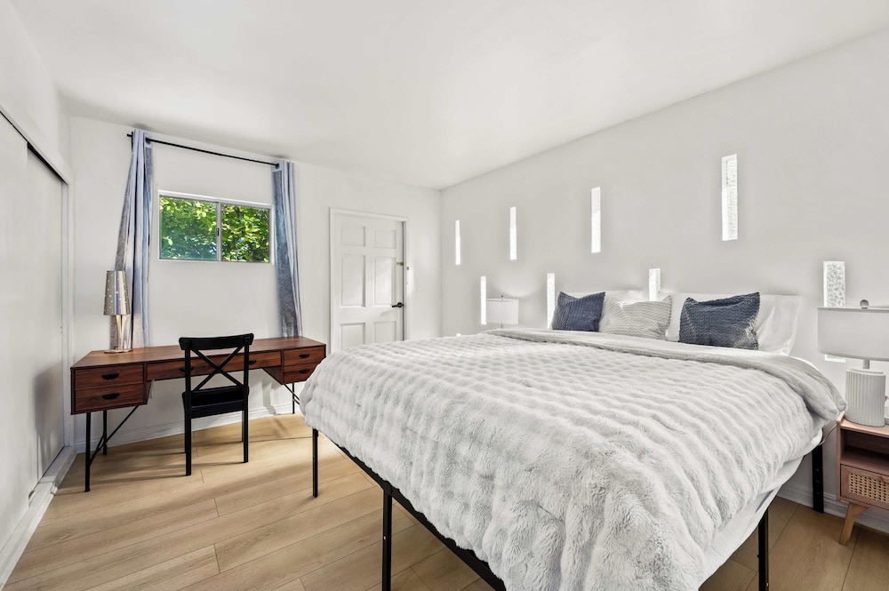 Modern 5BR Villa w AC Fast Wifi Near Crypto