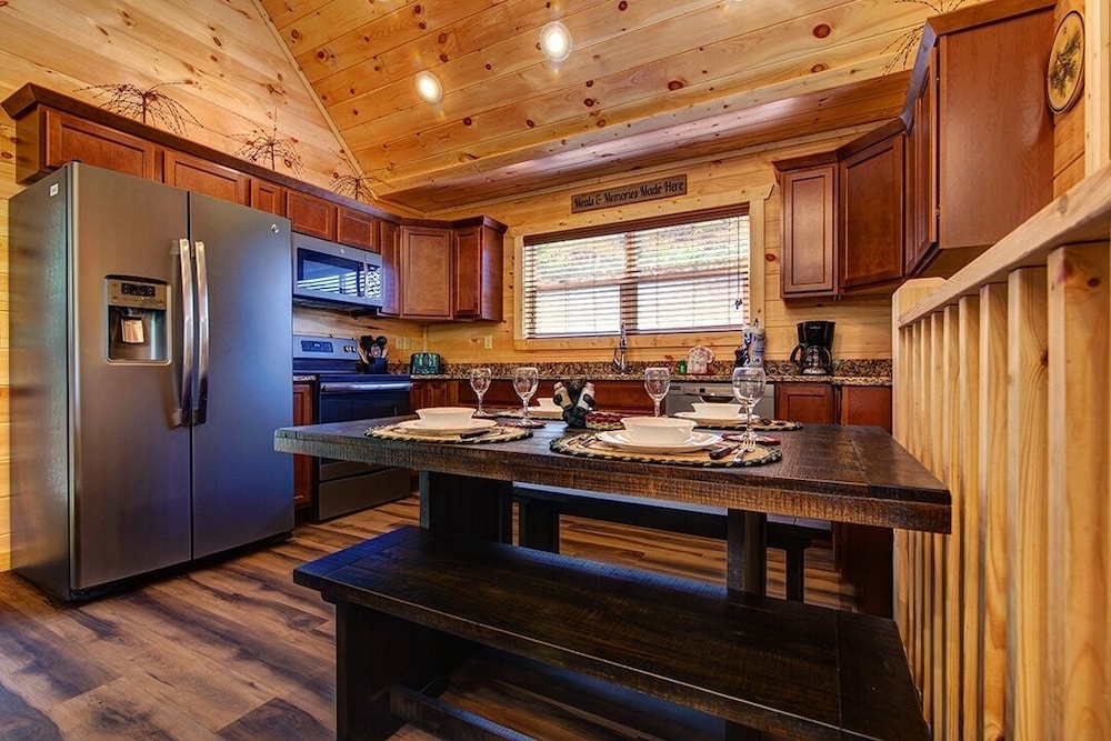 Grin Inn Bear It - 2 Bedrooms, 2 Baths, Sleeps 6 Home by RedAwning