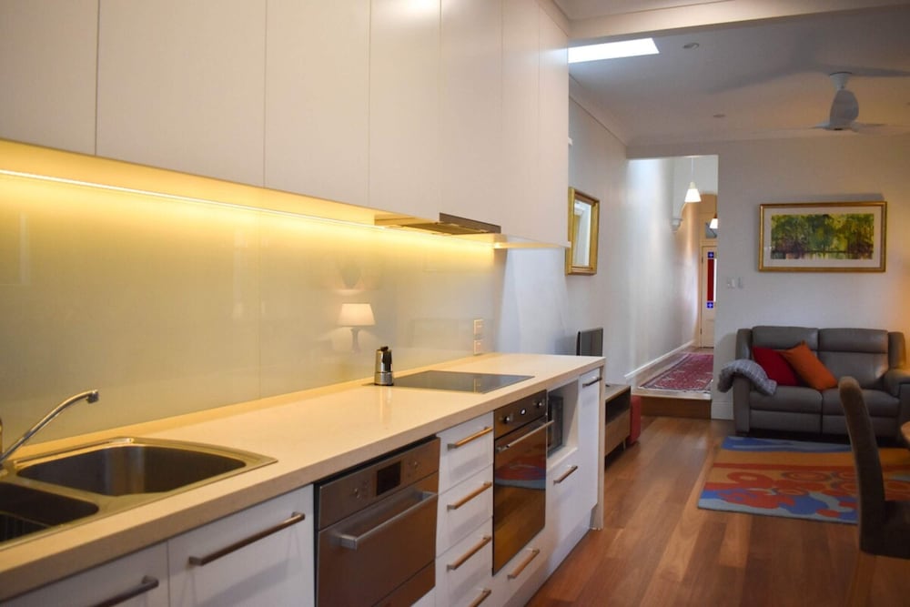 Cosy Erko 2 Bedroom Home on Edge of Sydney City Centre view 2