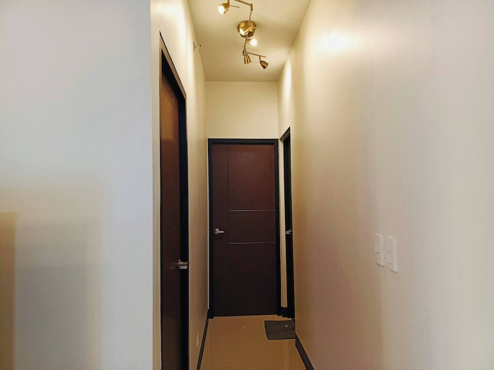 Modern & Spacious 2BR 68 sqm Condo in Manhattan Heights Pool View