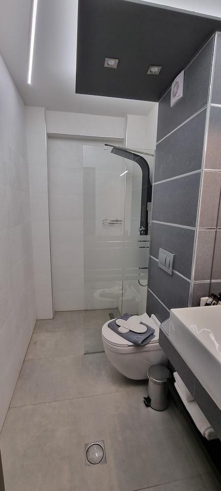 LUXSUITES