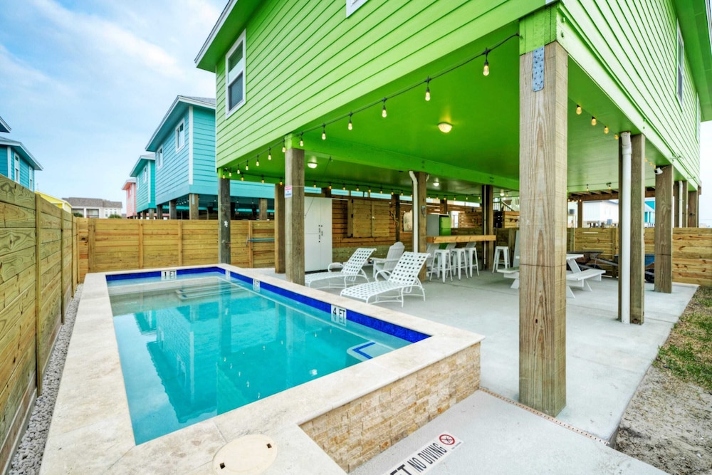 Sleeps 21, 2 Homes Private Pool, Patio Lounge w/ Fire Pit, Bar, TV, & Games